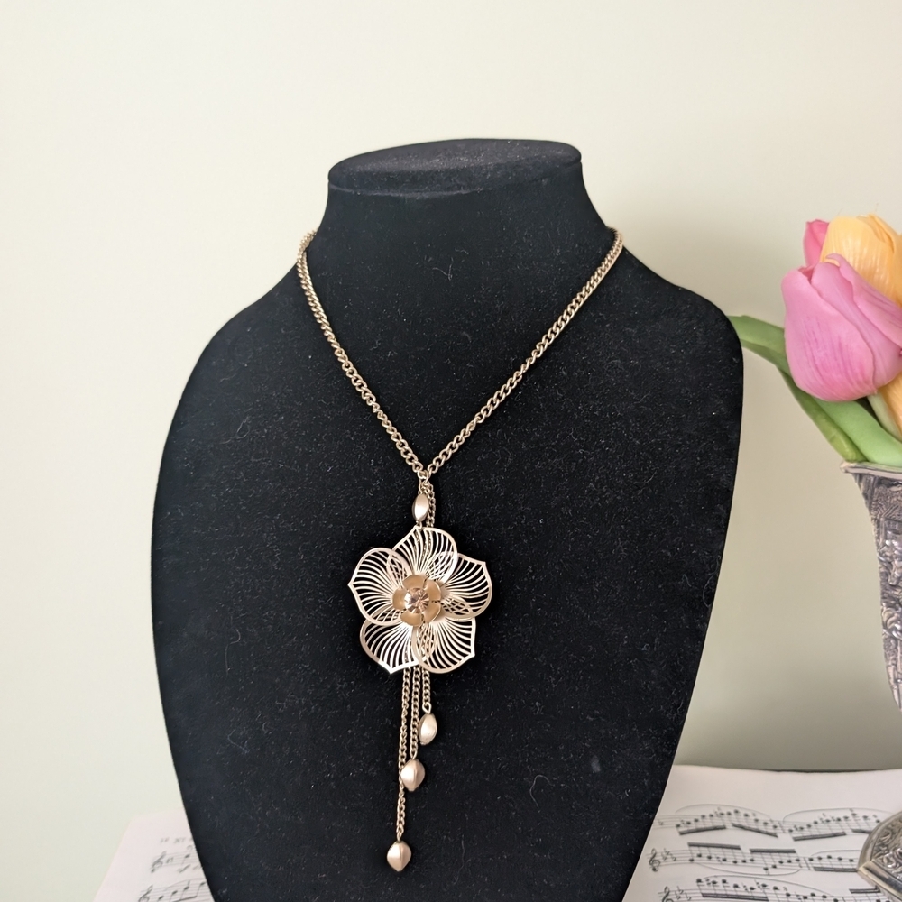 Gold Flower Pendant Necklace - Women Jewelry